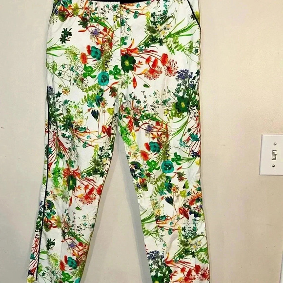 6/$20. Gabby Isabella floral pant size 4 - Picture 3 of 4